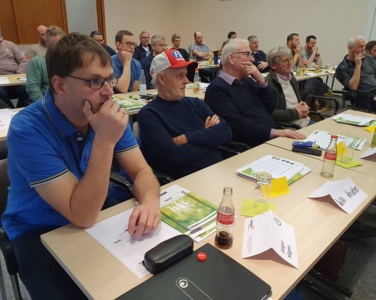 Aufmerksames Lauschen auf der INTERGREEN-Mitarbeiterschulung in Grünberg.