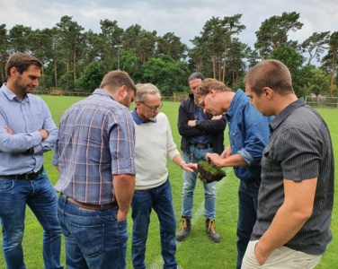 Besuch des Partnerbetriebes Schmitt in Groß Köris mit großer Neugierde bei der Platzbesichtigung.