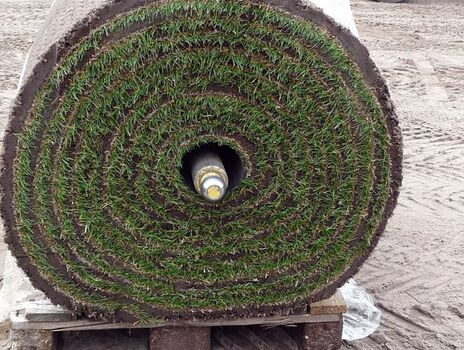 Unterschiedliche Formate des Fertigrasens, oben Dünnsode, unten Dicksode.