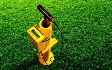 Verdichtungen und Oberflächenhärte im Sportrasen